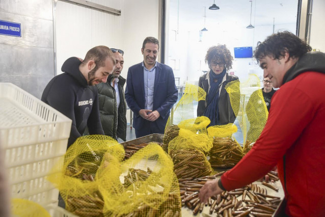 El conselleiro do Mar, Alfonso Villares, ha resaltado este lunes el valor de la conserva Navalla das Illas Cíes, puesta en marcha por la cofradía de San Xosé de Cangas (Pontevedra)