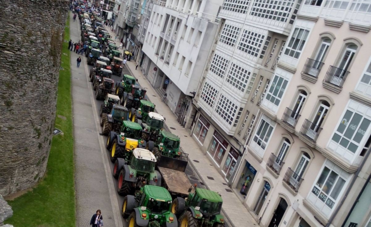 Agricultores organizados en grupos de WhatsApp preparan una protesta en Lugo para este martes