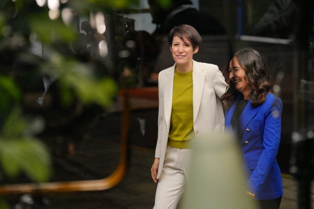 La candidata del BNG a la Presidencia de la Xunta de Galicia, Ana Pontón (i), a su llegada al debate electoral para las elecciones gallegas del 18F, a 5 de febrero de 2024, en Santiago de Compostela, A Coruña, Galicia (España).  La Corporación Radio Telev