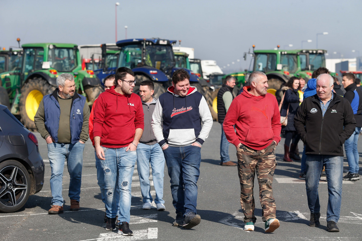 Agricultores se concentran junto a sus tractores en el Polígono Industrial de As Gándaras, a 6 de febrero de 2024, en Lugo, Galicia (España).