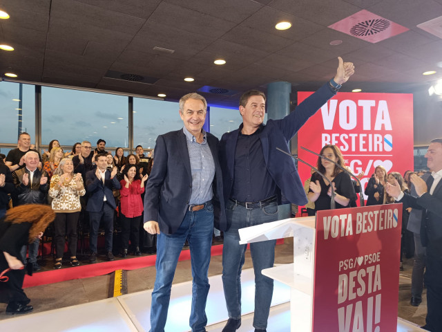 El expresidente del Gobierno, José Luis Rodríguez Zapatero, junto al candidato del PSdG a la presidencia de la Xunta de Galicia, José Ramón Gómez Besteiro, en un mítin de campaña en A Coruña.
