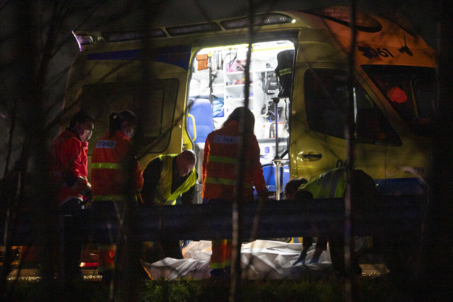 Servicios de emergencia en el lugar donde una persona ha fallecido en un accidente de tráfico en la autovía A-55 a su paso por O Porriño.