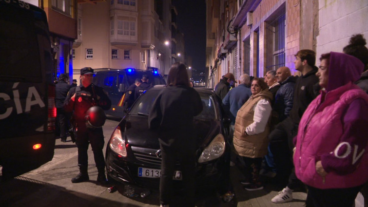 Expulsan a los últimos okupas del narcopiso desalojado a las bravas por los vecinos de Monte Alto