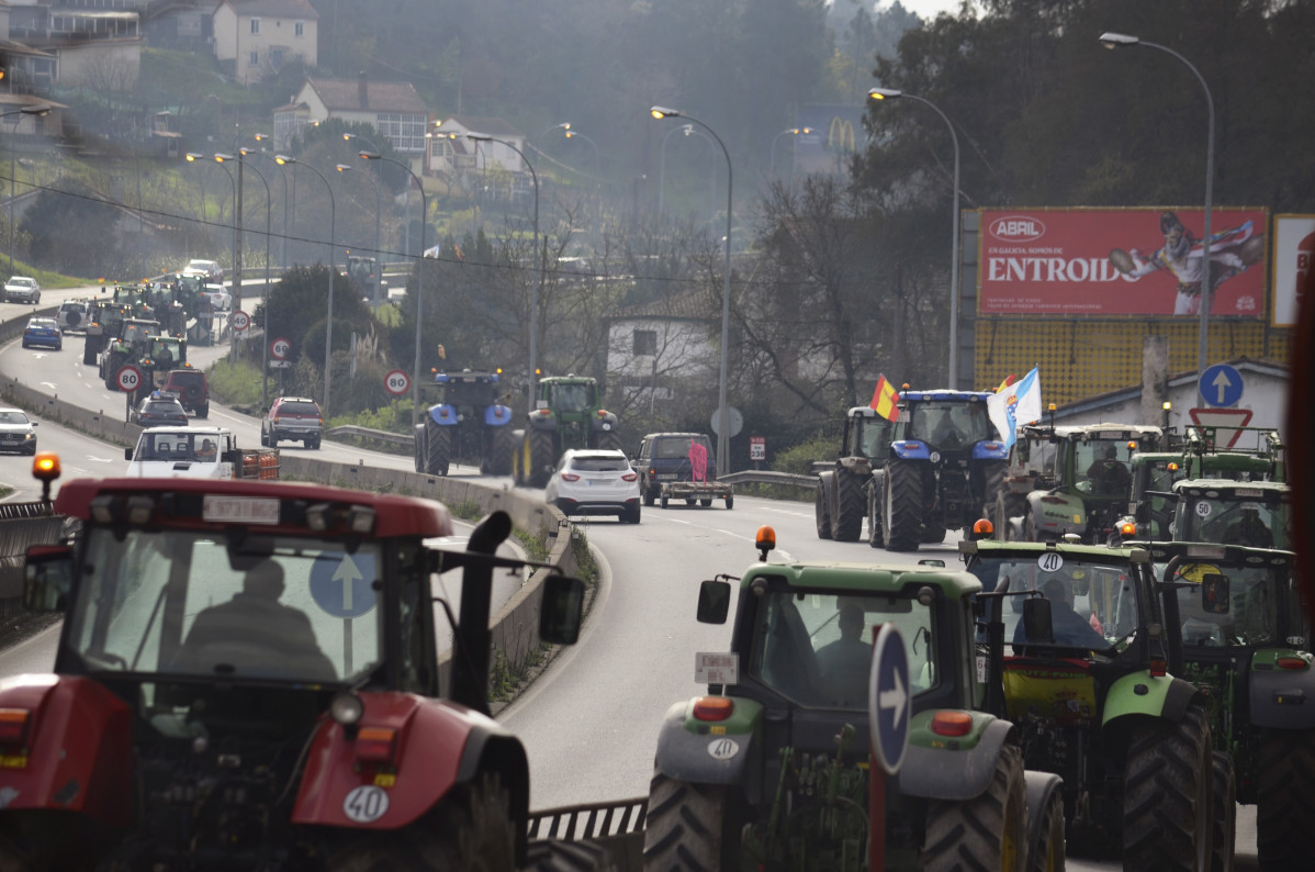 Varios tractores de agricultores llegan a Ourense durante una manifestación en la segunda jornada de protestas, a 7 de febrero de 2024 en Ourense, Galicia (España). Agricultores y ganaderos de toda 