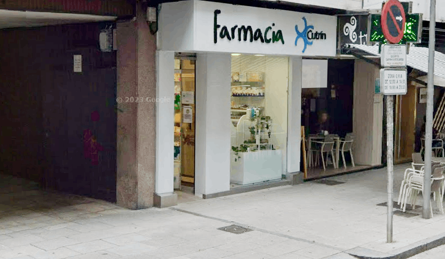 Lugar del suceso en imagen de Google Street View, el hombre falleciu00f3 tras quedar atrapado en un huego que hay entre la Farmacia Cubru00edn y la entrada al garaje