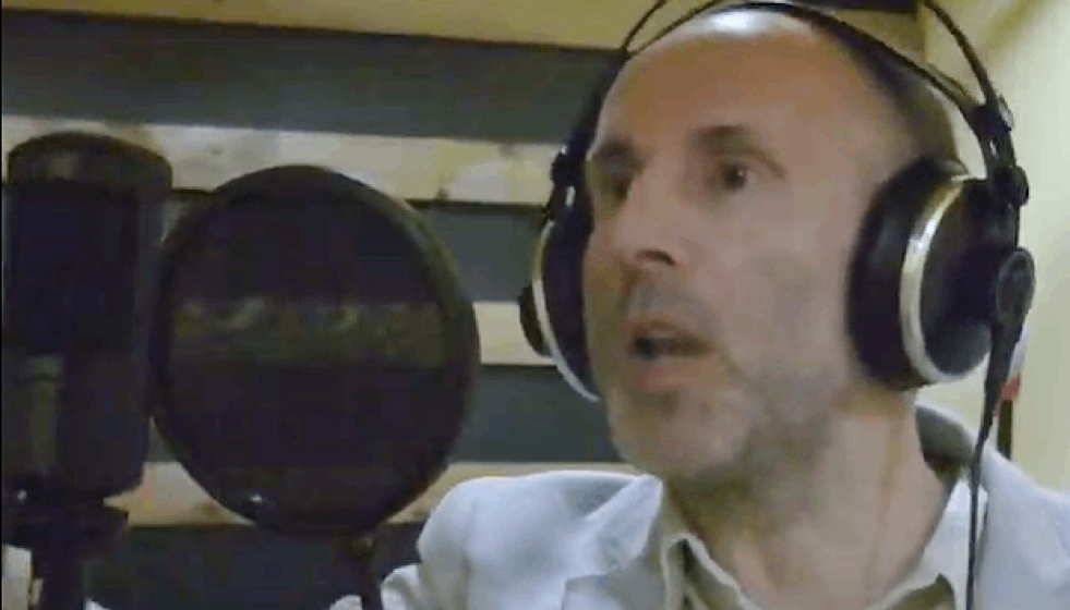 Gonzalo Pérez Jácome en estudio grabando Village People