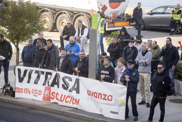 Trabajadores de Vitrasa, red de transporte urbano de Vigo, se concentran durante la enésima jornada de huelga.