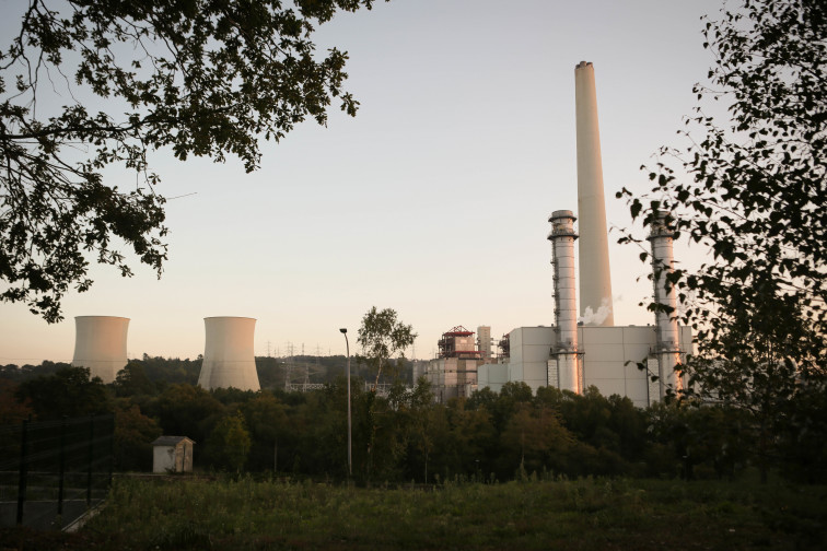 Intentan que no derriben la chimenea de la central de As Pontes para preservar el patrimonio y la memoria