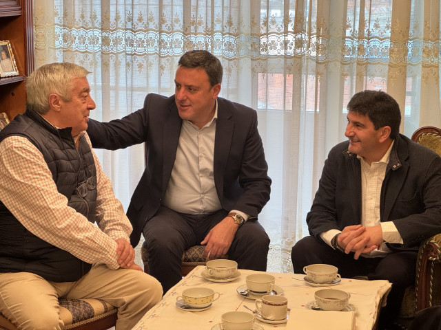 El delegado del Gobierno en Galicia, Pedro Blanco, y el presidente de la Diputación de A Coruña, Valentín González Formoso, en una visita a vecinos de un inmueble que obtuvo ayudas para eficiencia energética