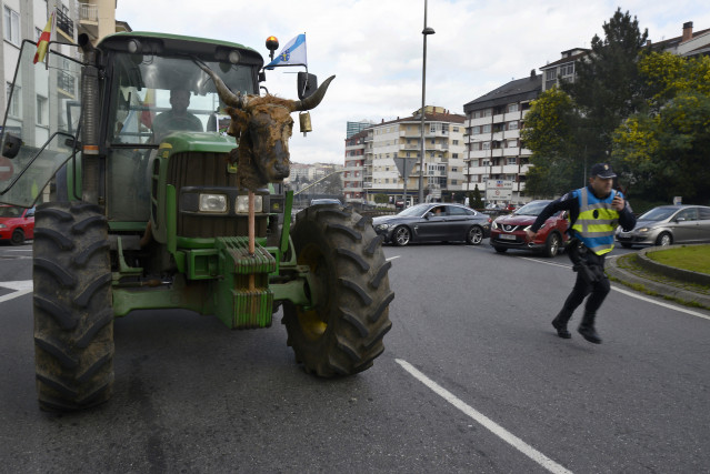 Un tractor de agricultor llega a Ourense durante una manifestación en la segunda jornada de protestas, a 7 de febrero de 2024 en Ourense, Galicia (España). Agricultores y ganaderos de toda España han sacado sus tractores a las carreteras por segunda jorna