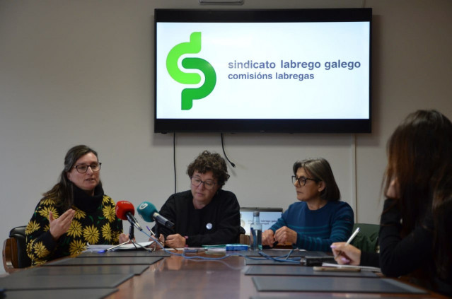 Representantes del Sindicato Labrego Galego durante la rueda de prensa convocada este jueves para informar de la situación de los servicios de dependencia en el medio rural, en el Pazo de Feiras e Congresos de Lugo. En Lugo, a 8 de febrero de 2024.