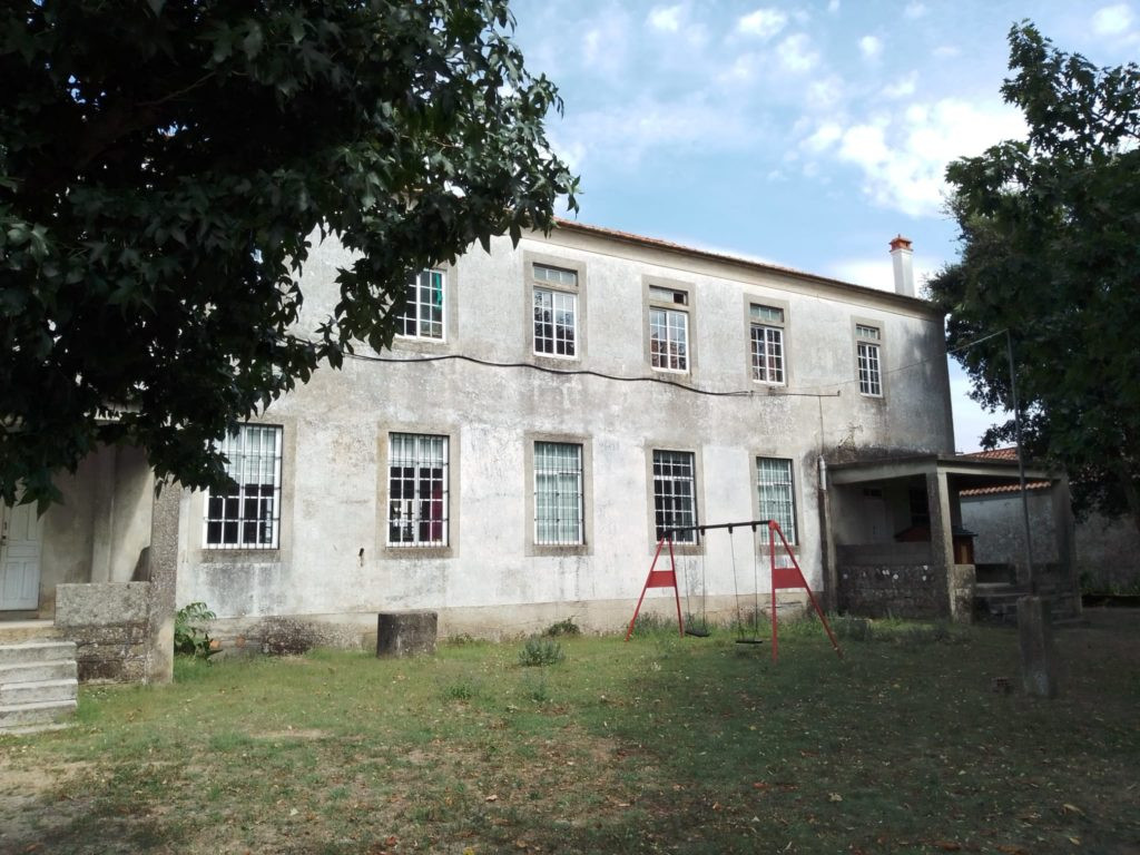 Escola de Vide que el Concello de As Neves anunciu00f3 que iba rehabilitar para el Programa de Vivendas Baleiras