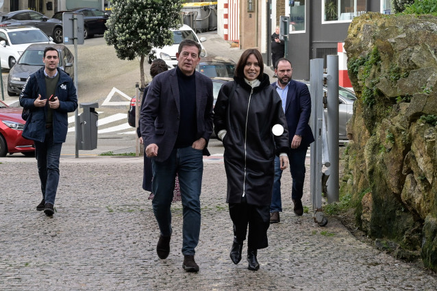 El candidato del PSdeG para la Presidencia de la Xunta, José Ramón Gómez Besteiro y la ministra de Ciencia, Innovación y Universidades, Diana Morant, a su llegada al coloquio con mujeres científicas de la asociación ‘La ciencia es femenino’, en el Museo D