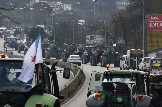 Varios tractores de agricultores llegan a Ourense durante una manifestación en la segunda jornada de protestas, a 7 de febrero de 2024 en Ourense, Galicia (España).