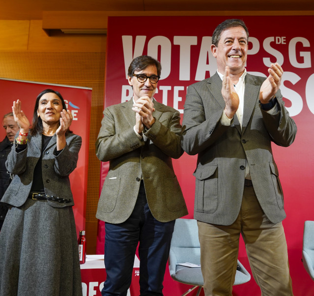 La número uno del PSdeG por Ourense, Carmen Rodríguez Dacosta; el secretario general del PSC, Salvador Illa; y el candidato del PSdeG a la Presidencia de la Xunta, José Ramón Gómez Besteiro, en un acto sectorial de sanidad en Ourense