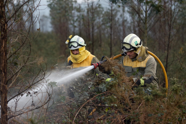 Agentes de los equipos de bomberos trabajan en el lugar del incendio, a 8 de febrero de 2024, en Trabada