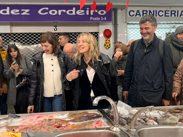 La vicepresidenta segunda y líder de Sumar, Yolanda Díaz, junto a los candidatos Marta Lois y Ramón Sarmiento en la plaza de abastos de Cangas (Pontevedra)