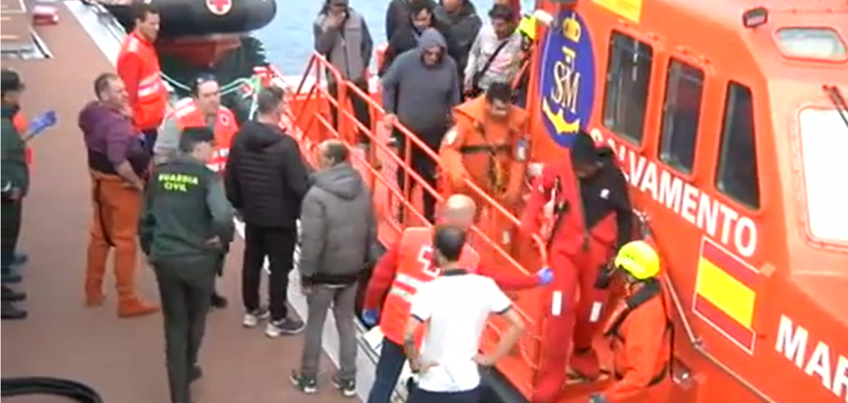 Naufragos del Maru00eda Reina Madre llegando a Pasaia en una imagen publicada por EiTB