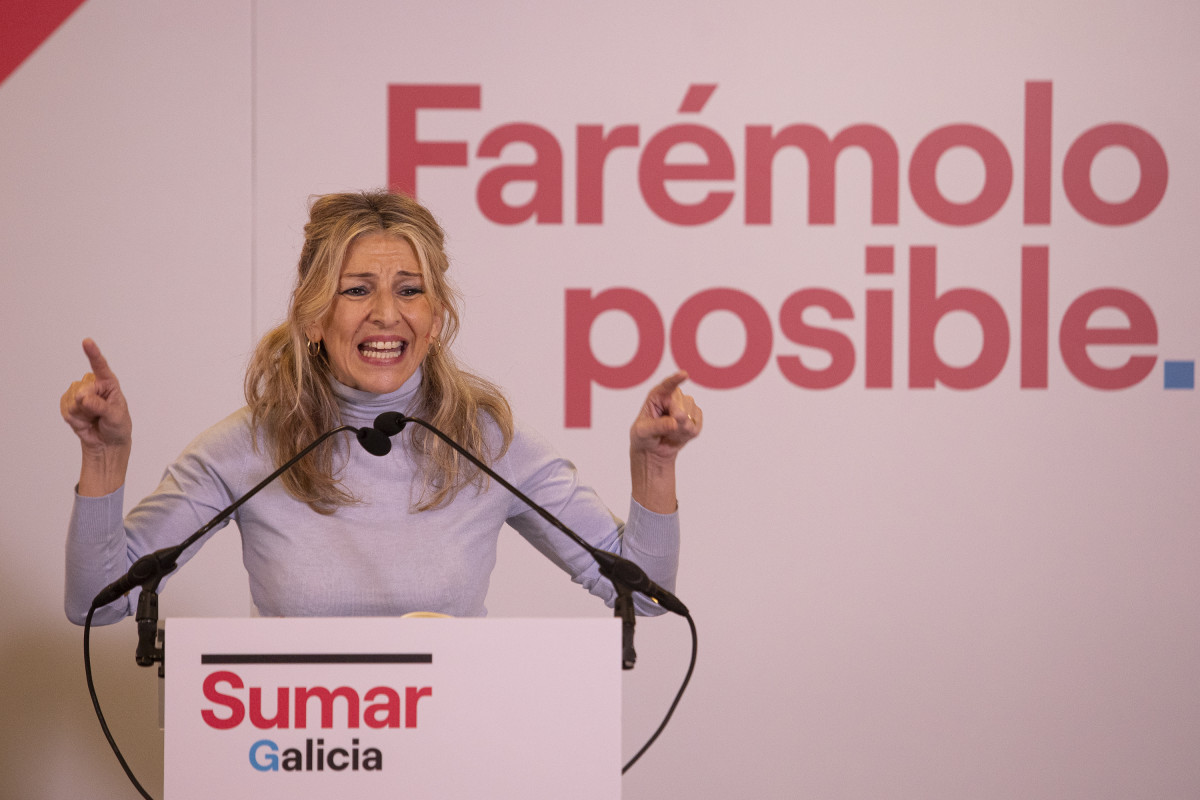 La vicepresidenta del Gobierno y líder de Sumar, Yolanda Díaz, interviene durante un acto de campaña de Sumar, en el Hotel Bahía, a 9 de febrero de 2024, en Vigo, Pontevedra, Galicia (España).