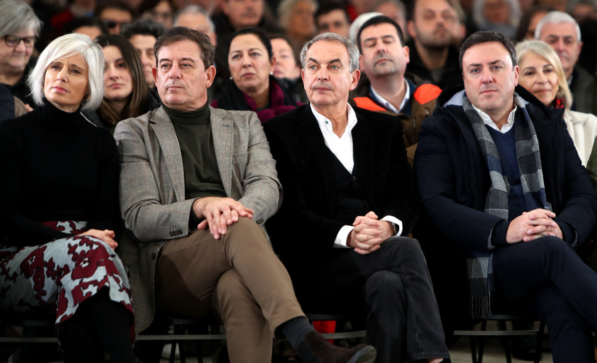 El candidato del PSdeG a la Presidencia de la Xunta, José Ramón Gómez Besteiro, y el expresidente del Gobierno, José Luis Rodríguez Zapetero, en un mitin en Ferrol