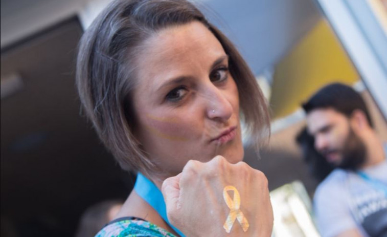 Un lazo dorado en el Corte Inglés para apoyar la lucha contra el cáncer infantil