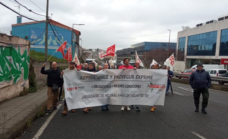 La seguridad privada de Prosegur en la refinería de Repsol A Coruña, al borde de la huelga con protestas diarias