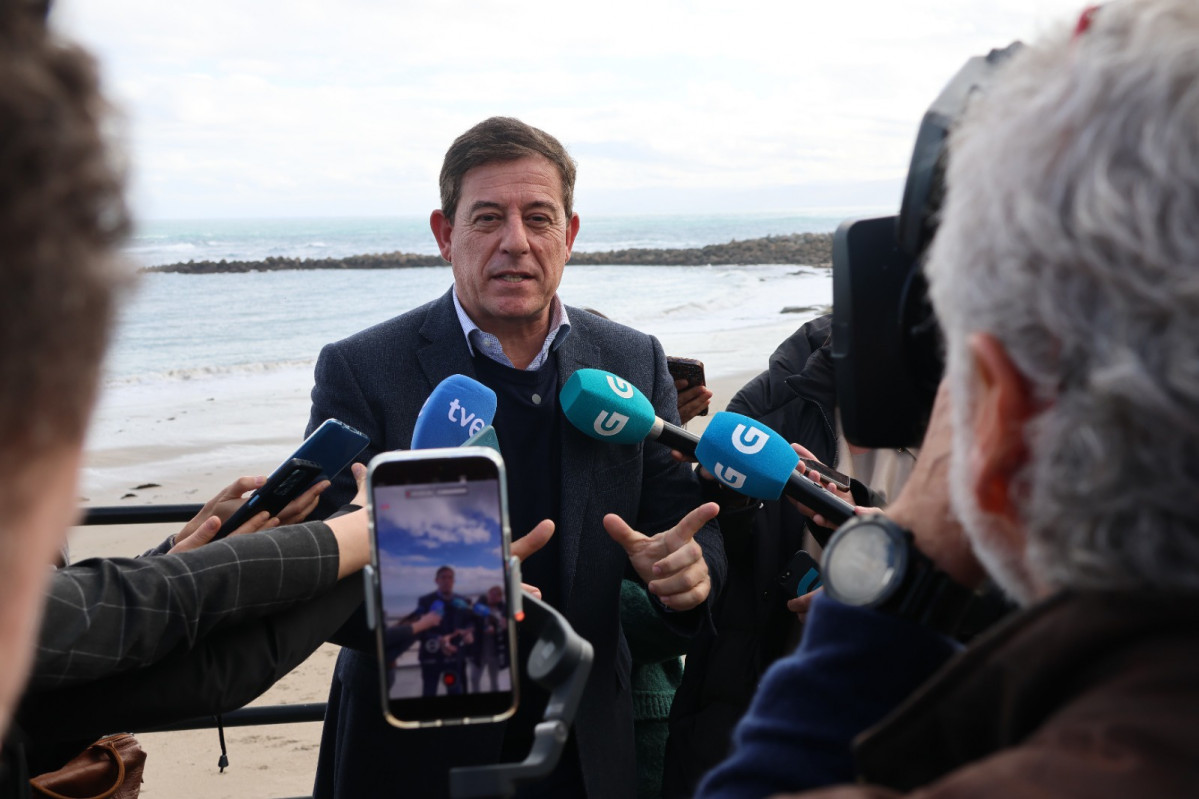 El candidato socialista a la Presidencia de la Xunta, José Ramón Gómez Besteiro, en declaraciones a los medios en Burela