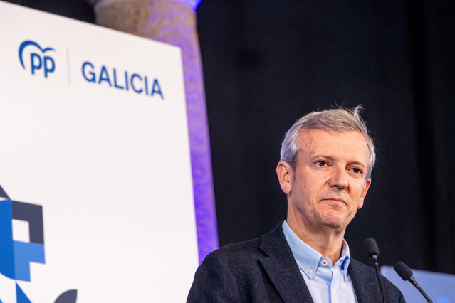 El presidente de la Xunta de Galicia y candidato del PP a la reelección, Alfonso Rueda, interviene durante un mitin de campaña, en el Hotel Monumento de San Francisco, a 10 de febrero de 2024, en Santiago de Compostela, A Coruña, Galicia (España). Juanma