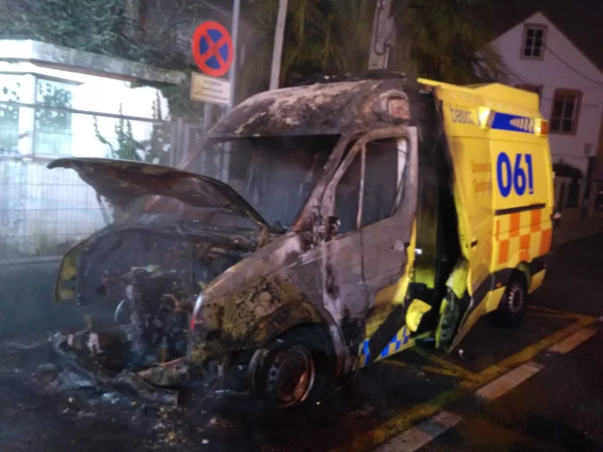 Ambulancia quemada durante la huega de 2019 en una imagen de archiv