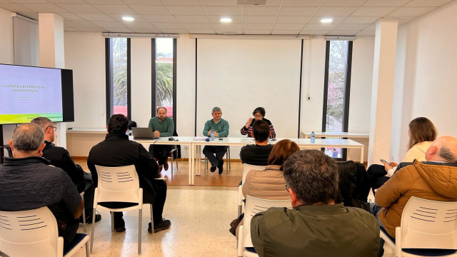 El director xeral de Planificación e Ordenación Foresta, José Luis Chan, se ha reunido este lunes con vecinos y representantes de la comunidad de montes vecinales de Mouriscados