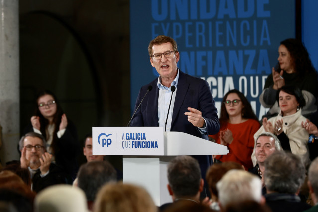 El presidente nacional del PP, Alberto Núñez Feijóo, participa durante un mitin electoral del PPdeG, en la Praza de abastos, a 12 de febrero de 2024, en Marín, Pontevedra, Galicia (España). Este acto se enmarca en plena campaña electoral de cara a las ele
