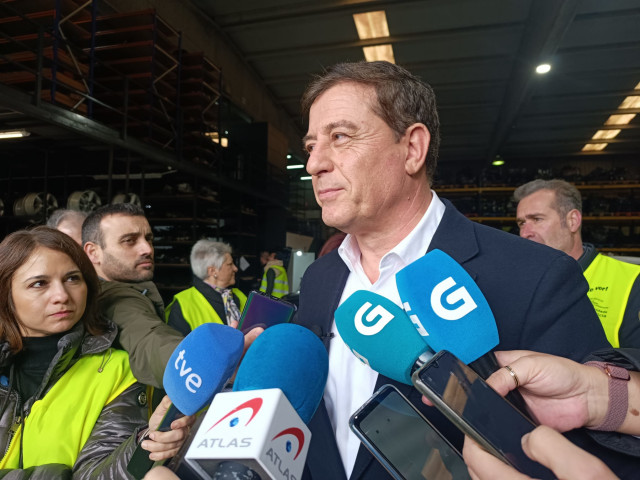 El candidato del PSdeG a la Presidencia de la Xunta, José Ramón Gómez Besteiro, en declaraciones a los medios