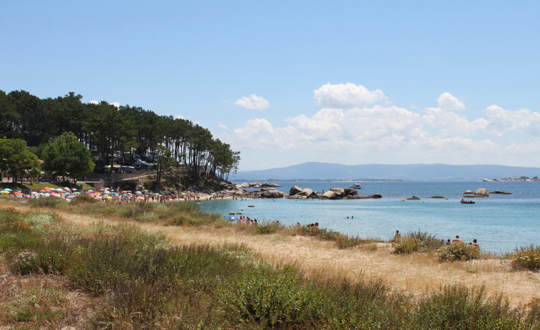 Aparece una gran mancha de combustible en la playa de Coroso, en Ribeira