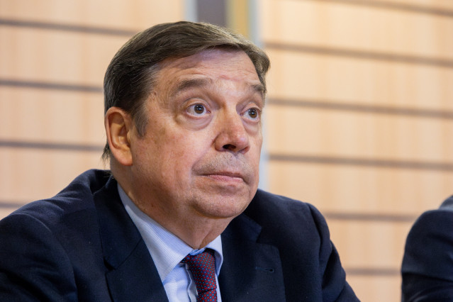 El ministro de Agricultura, Pesca y Alimentación, Luis Planas, ofrece una rueda de prensa antes de reunirse con el sector pesquero e industrial, en el Centro Social da Cabo da Cruz, a 9 de febrero de 2024, en A Coruña, Galicia (España).