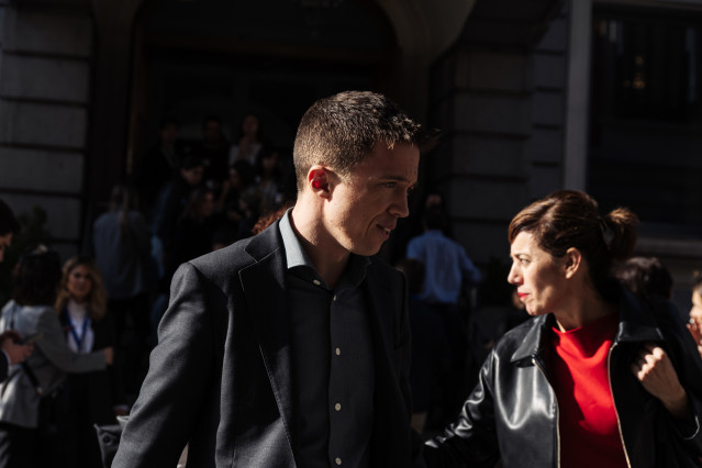 La candidata de Sumar Galicia a la Xunta de Galicia, Marta Lois, y el líder de Más País, Iñigo Errejón, a su llegada durante una sesión plenaria, en el Congreso de los Diputados, a 30 de enero de 2024, en Madrid (España). El Pleno del Congreso celebra una