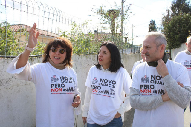 La candidata de Podemos Galicia a la presidencia de la Xunta, Isabel Faraldo, en un encuentro con la plataforma de vecinos afectados por la ampliación del Chuac.