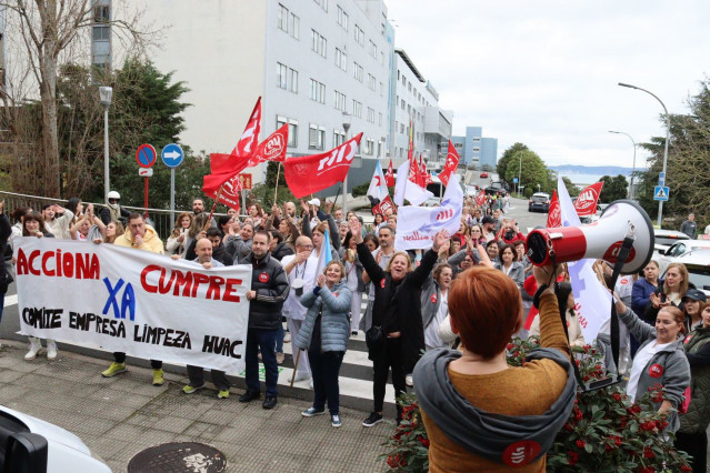 Personal de limpieza del Hospital da Coruña se concentra para exigir que se respeten sus derechos laborales y salariales