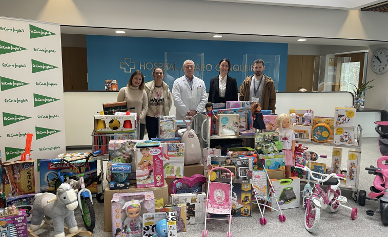 El Corte Inglés dona juguetes a los niños del Hospital Álvaro Cunqueiro por el Día conta el Cáncer Infantil