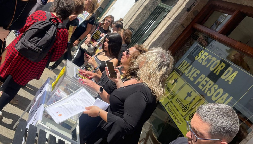 Una pasada acción de protesta  en Santiago del colectivo de imagen personal en una foto de Ángeles Salgueiro