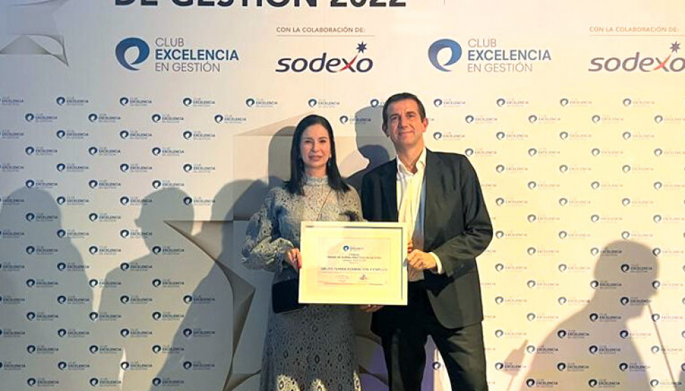 Patricia García y Álvarez Dafonte recogen un premio concedido a Fexma en 2022 en una imagen de su web corporativa