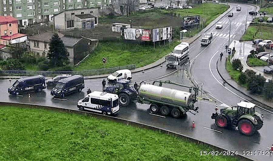 Tractor con cisterna bloqueado por la Policu00eda en uno de los accesos a Alfonso Molina esta mau00f1ana en una foto de las webcam de la DGT recogida por EloyTP Twitter