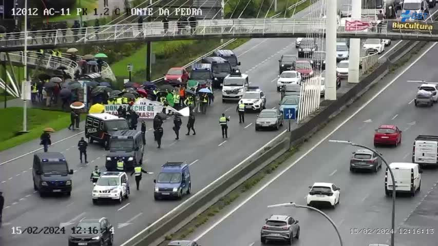 Ganaderos cortan el tru00e1fico en Alfonso Molina en una imagen de Silcerino Twitter procedente de las webcams de la DGT