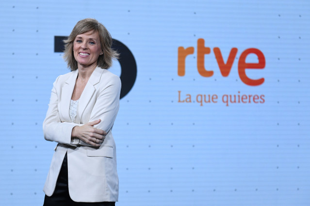 Archivo - La nueva presentadora de la segunda edición del Telediario de TVE, Marta Carazo, posa durante un encuentro informativo con medios de comunicación, en el plató del telediario, a 20 de diciembre de 2023, en Madrid (España).  Marta Carazo ha sido c