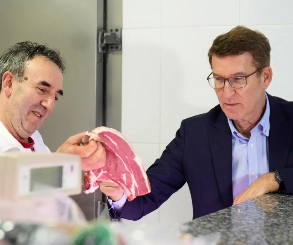 Alberto Nuu00f1ez Feiju00f3o visitando un mercado en la campau00f1a de las elecciones gallegas una imagen difundida por el PP