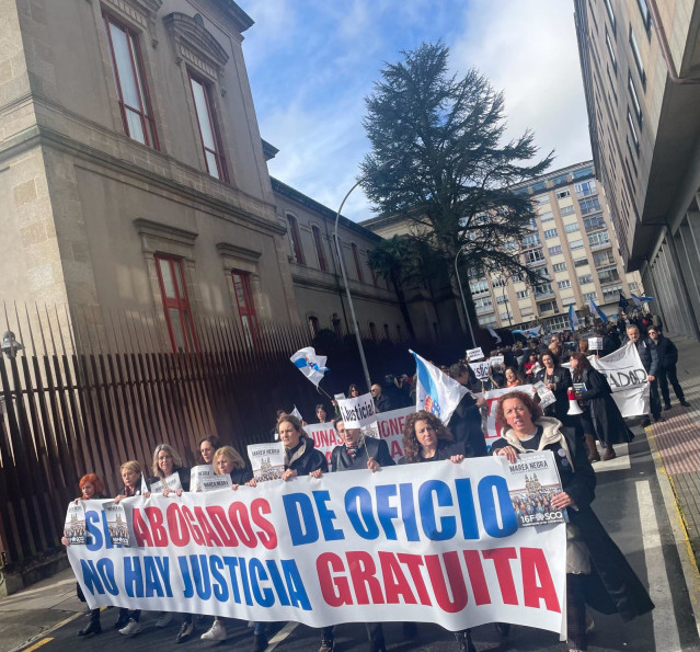 Abogados y procuradores del turno de oficio se manifiestan por las calles de Santiago de Compostela.