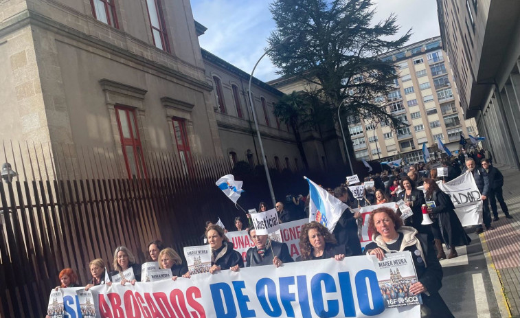 Abogados y procuradores del turno de oficio rodean el Parlamento de Galicia en defensa de 