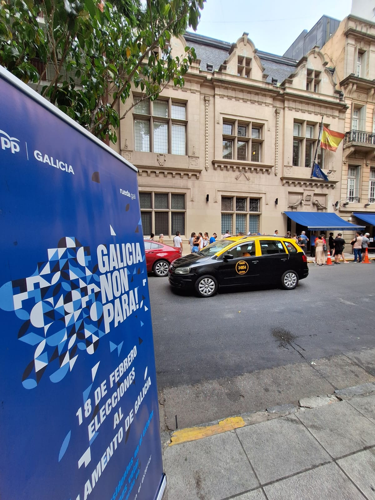 Propaganda del PP frente a las colas de argentinos para entrar en la embajada de España en Buenos Aires en una imagen publicada por el partido en Twitter