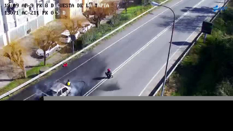El incendio de un vehículo obliga a desviar el tráfico en la salida de la AP-9 en O Burgo