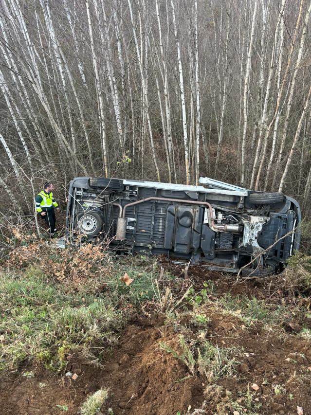 Coche despeñado en el alto de O Furriolo (Ourense)