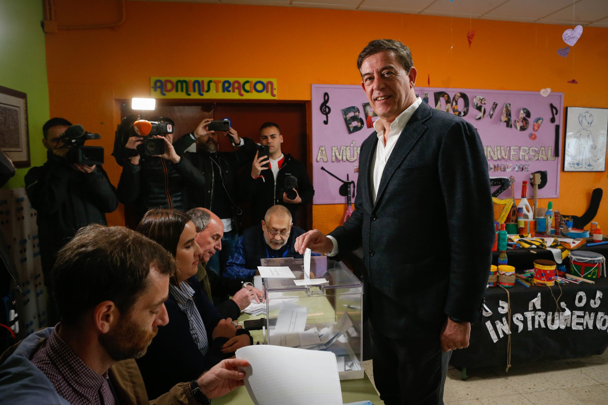 El candidato del PSdeG a la Xunta de Galicia, Xosé Ramón Gómez Besteiro, ejerce su derecho a voto, en el CEIP Rosalía de Castro, a 18 de febrero de 2024, en Lugo, Galicia (España).